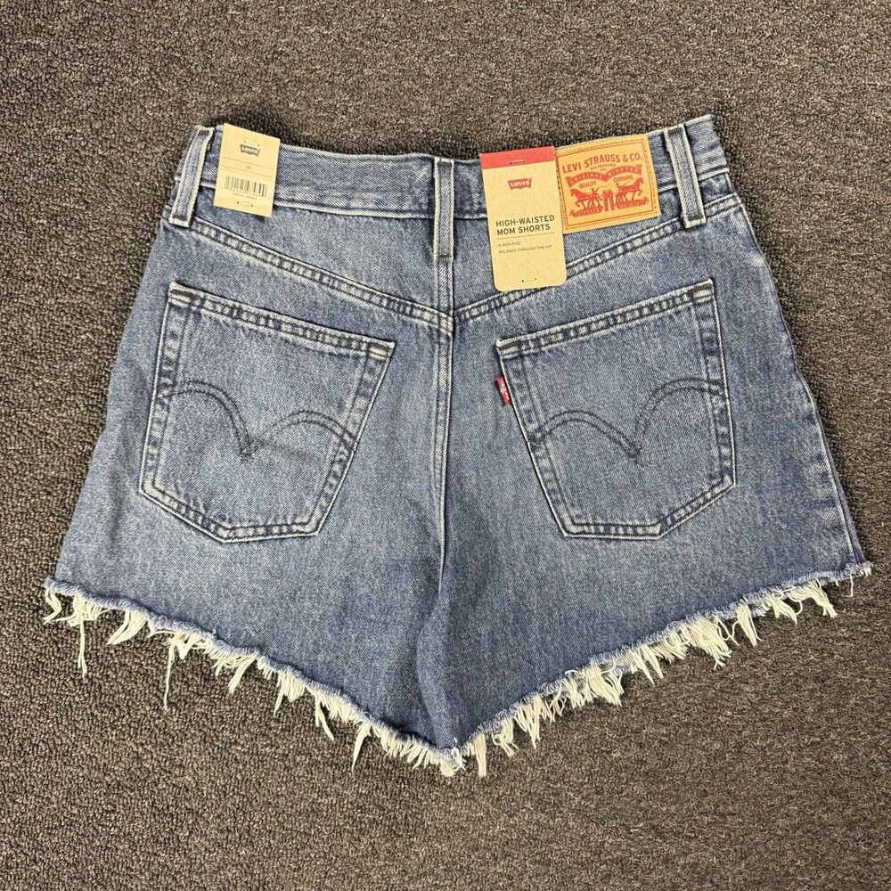 NWT Levi's High-Waisted Mom Shorts Women’s Size 29 Jorts 90’s Raw Hem Med Wash